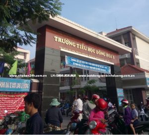 Cổng trường tiểu học Đông Hòa B